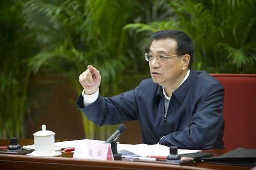 11月18日,中共中央政治局常委、國務(wù)院副總理、國務(wù)院防治艾滋病工作委員會主任李克強主持召開國務(wù)院防治艾滋病工作委員會全體會議,并到北京市考察調(diào)研艾滋病防治情況。新華社記者 黃敬文 攝
