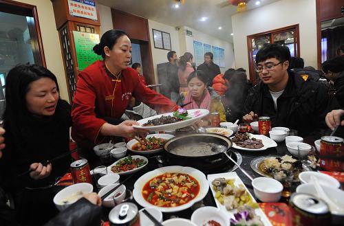 12月21日,在四川省簡陽市老字號馬厚德羊肉湯店里,眾多食客正在享用全羊宴。新華社記者 江宏景 攝