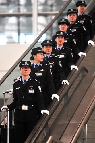 1月8日,在武漢火車站,女子乘警們準(zhǔn)備登車。當(dāng)日,武漢鐵路首個(gè)由8位平均年齡26歲的女警組成的高鐵女子乘警組亮相武廣高鐵客運(yùn)專線,投入春運(yùn)服務(wù)。值乘前,她們接受了嚴(yán)格的專業(yè)培訓(xùn),包括標(biāo)準(zhǔn)化作業(yè)程序、突發(fā)事件處置、防火防爆、警務(wù)禮儀、警務(wù)技能等方面。據(jù)悉,在為期40天的春運(yùn)工作中,她們每人將承擔(dān)近6萬公里的高強(qiáng)度跟車安保工作。新華社記者 程敏 攝