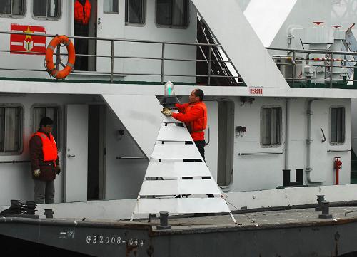 1月12日,長江武漢航道管理處的工作人員正在對通航標(biāo)識進行調(diào)整。新華社發(fā)(肖藝九 攝)