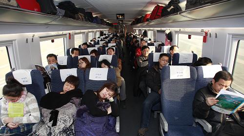 1月12日,京滬高鐵G1次列車上,不少旅客在車廂內(nèi)休息。新華社發(fā)(王申 攝)