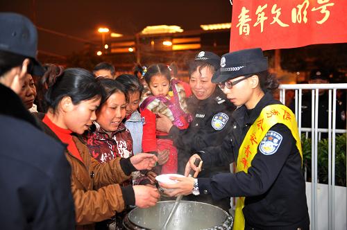 1月16日,在廣州火車站廣場候車的乘客從便民服務(wù)處工作人員手中接過“愛心粥”。 2012年春運(yùn)期間,廣州市公安局越秀區(qū)分局將便民服務(wù)作為創(chuàng)新社會管理的突破口,開展以“幸福越秀,平安春運(yùn)”為主題的便民服務(wù)活動,在廣州火車站采取免費(fèi)供應(yīng)熱水熱粥、增設(shè)臨時辦證窗口、設(shè)置便民服務(wù)站等措施服務(wù)春運(yùn)旅客。 新華社發(fā)(徐昕 攝)