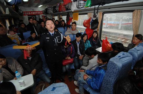 1月31日,鐵警趙臻在L136次列車(chē)上用快板的形式為農(nóng)民工朋友宣講安全乘車(chē)知識(shí)。新華社記者 李一博 攝
