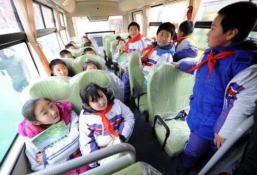 2月6日,南京六合實(shí)驗(yàn)小學(xué)的同學(xué)們在體驗(yàn)新校車。新華社記者 孫參 攝