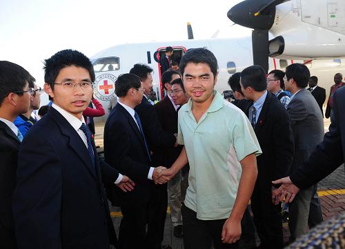2月7日,在肯尼亞首都內(nèi)羅畢威爾遜機場,獲救人員走下飛機。北京時間2月7日22時35分,中水電集團(tuán)蘇丹公路項目組遭劫持的29名中方人員安全獲救,并在中國政府赴前方工作組和我駐外外交人員等陪同下平安抵達(dá)肯尼亞首都內(nèi)羅畢。 新華社記者 丁海濤 攝