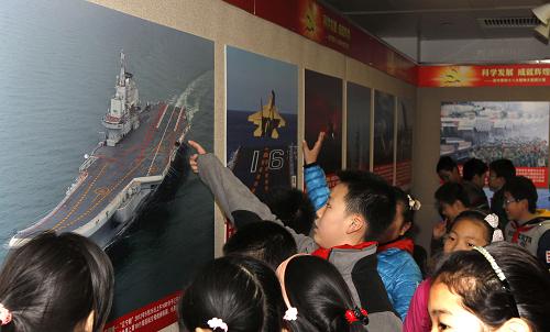 11月28日,上海市高安路小學(xué)的學(xué)生在參觀展覽。 當(dāng)日,由中共上海市委宣傳部與新華社上海分社聯(lián)合主辦的“科學(xué)發(fā)展 成就輝煌——宣傳貫徹十八大精神大型圖片展”在上海圖書館揭幕。此次圖片展集納了十六大以來新華社記者拍攝的500多幅精彩照片,通過“科學(xué)發(fā)展 再譜華章”、“深化改革 建設(shè)小康”、“轉(zhuǎn)變方式 調(diào)整結(jié)構(gòu)”等十二個(gè)部分,全面展示了十年來我國科學(xué)發(fā)展的光輝歷程。 新華社記者 任瓏 攝