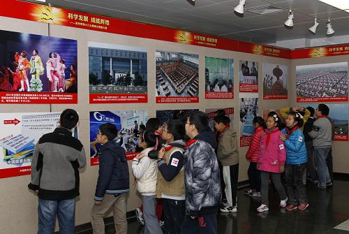 11月28日,上海市高安路小學(xué)的學(xué)生在參觀展覽。新華社記者 任瓏 攝