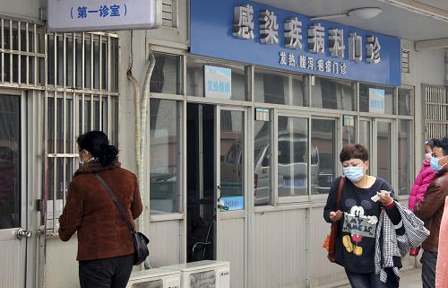 4月23日,市民準備到棗莊市立醫(yī)院門診就診。 4月22日,山東省疾病預防控制中心實驗室確認一例人感染H7N9禽流感疑似病例。這名病例來自棗莊市,是一名36歲男性患者。這是山東省發(fā)現(xiàn)的首例人感染H7N9禽流感疑似病例。 據(jù)了解,這名病人目前由棗莊市立醫(yī)院收治,醫(yī)院正采取措施積極救治患者。棗莊市疾控中心已對9名密切接觸者實施醫(yī)學觀察,未發(fā)現(xiàn)流感樣癥狀。 新華社發(fā)