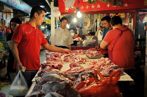 7月9日,市民在長(zhǎng)春市一家農(nóng)貿(mào)內(nèi)選購(gòu)鮮肉。 當(dāng)日,國(guó)家統(tǒng)計(jì)局發(fā)布報(bào)告,6月份全國(guó)居民消費(fèi)價(jià)格總水平(CPI)同比上漲2.7%,漲幅比上月反彈0.6個(gè)百分點(diǎn)。2013年上半年,CPI總水平比去年同期上漲2.4%。 新華社記者 張楠 攝