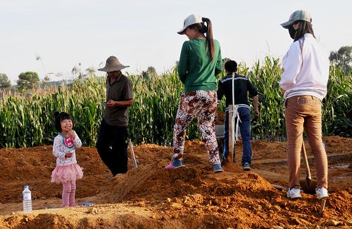 8月27日,東豐縣拉拉河鎮(zhèn)雙福村村民蘭海波的新房在做基礎。蘭海波家的房屋因洪災倒塌,在縣教育局的幫助下,準備重建新房。 8月14日到17日,吉林省東豐縣出現(xiàn)有水文記錄以來的最大降水,平均降水量達到171.8毫米,大面積農(nóng)田作物被淹、倒伏,部分低洼地段民房損壞或倒塌。災情過后,東豐縣災后重建工作迅速展開,確保受災群眾盡快恢復正常生產(chǎn)生活秩序。 新華社記者 齊海山 攝