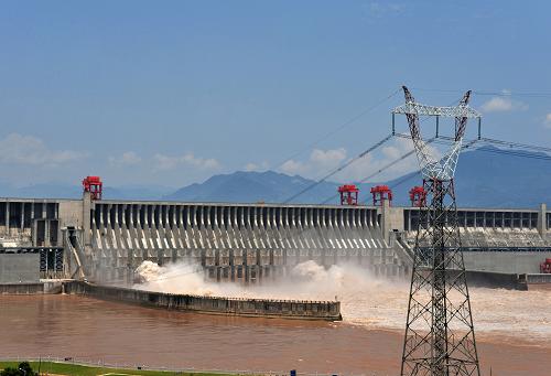 7月31日拍攝的三峽電站右岸輸電線路。 自7月21日以來,三峽電站26臺(tái)機(jī)組始終處于滿出力運(yùn)行狀態(tài),至28日順利完成了滿出力168小時(shí)的運(yùn)行試驗(yàn),至31日18時(shí)已連續(xù)滿出力237小時(shí),日發(fā)電量超過4.3億千瓦時(shí),有力地支持了電力系統(tǒng)的迎峰度夏工作。 新華社發(fā)(鄭家裕 攝)