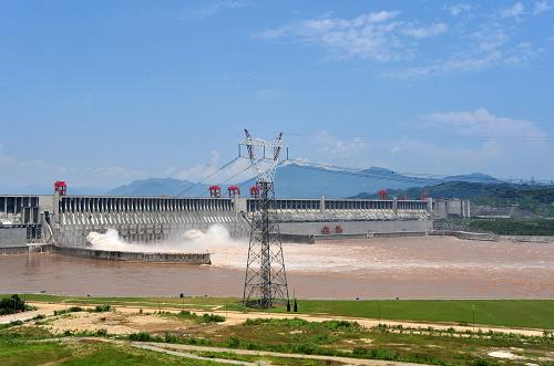 7月31日拍攝的三峽電站右岸輸電線路。 自7月21日以來,三峽電站26臺(tái)機(jī)組始終處于滿出力運(yùn)行狀態(tài),至28日順利完成了滿出力168小時(shí)的運(yùn)行試驗(yàn),至31日18時(shí)已連續(xù)滿出力237小時(shí),日發(fā)電量超過4.3億千瓦時(shí),有力地支持了電力系統(tǒng)的迎峰度夏工作。 新華社發(fā)(鄭家裕 攝)