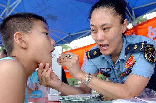 子弟兵愛(ài)心義診 8月1日,解放軍第456醫(yī)院醫(yī)生在給一名小朋友檢查口腔。 當(dāng)日是“八一”建軍節(jié),在濟(jì)南市泉城廣場(chǎng),來(lái)自解放軍第456醫(yī)院的醫(yī)師們擔(dān)當(dāng)“泉城義工”,為駐地群眾提供義診和咨詢活動(dòng)。 新華社記者 郭緒雷 攝