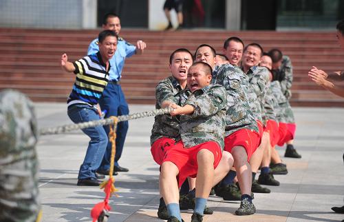 8月1日,學(xué)員們?cè)谶M(jìn)行拔河比賽。 當(dāng)日,空軍雷達(dá)學(xué)院武漢黃陂校區(qū)的學(xué)員們舉行活動(dòng),慶祝“八一”建軍節(jié)。 新華社記者 郝同前 攝