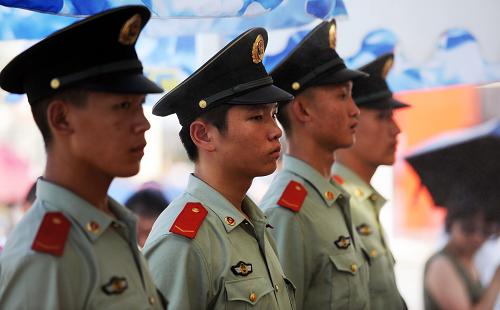 8月1日,武警戰(zhàn)士在世博園區(qū)站崗。 當(dāng)日正值建軍節(jié),世博園區(qū)里的值勤武警官兵在高溫下堅(jiān)守崗位。 新華社記者侯德強(qiáng)攝
