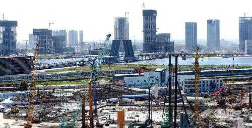 天津濱海新區(qū)中心商務(wù)區(qū)加緊建設(shè) 螺灣商務(wù)區(qū)和于家堡金融區(qū)建設(shè)施工現(xiàn)場(8月16日攝)。 作為天津濱海新區(qū)“十大戰(zhàn)役”之一的濱海新區(qū)中心商務(wù)區(qū)建設(shè)工程——響螺灣商務(wù)區(qū)和于家堡金融區(qū)項目正在加緊建設(shè)中。據(jù)介紹,目前,響螺灣商務(wù)區(qū)的浙商大廈、五礦大廈、極地海洋館、中船重工大廈等10多棟樓宇主體建設(shè)已封頂,于家堡金融區(qū)起步區(qū)建設(shè)與招商齊頭并進,注冊入?yún)^(qū)企業(yè)已達65家,35個地塊年底前全部開建。 新華社記者 劉海峰 攝