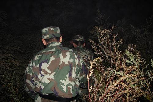 8月25日凌晨,伊春邊防支隊官兵在飛機失事現(xiàn)場林中展開拉網(wǎng)式搜救,尋找幸存者。 24日21時36分左右,一架從哈爾濱飛往伊春的客機在接近伊春機場跑道時失事,這架飛機的航班號為VD8387。據(jù)了解,機上共有旅客91人(其中兒童5人),機組5人,目前已確認(rèn)43人遇難,另外53名傷者已全部收治在當(dāng)?shù)蒯t(yī)院。 新華社發(fā)(李廣福 攝)