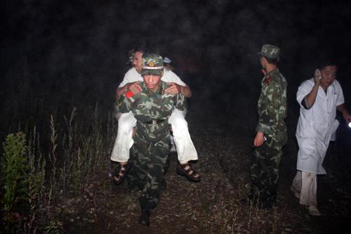 8月24日晚,伊春森警官兵背著一名墜機生還者送醫(yī)救治。 根據(jù)最終核對,伊春“8·24”客機失事已造成42人遇難,54人受傷,其中7人為重傷。傷者目前分布在伊春市內(nèi)4家醫(yī)療機構(gòu)接受治療。8月24日21時36分,一架經(jīng)哈爾濱飛往伊春的客機在伊春林都機場附近失事;機上共有96人,其中乘客91人,機組人員5人。 新華社發(fā)