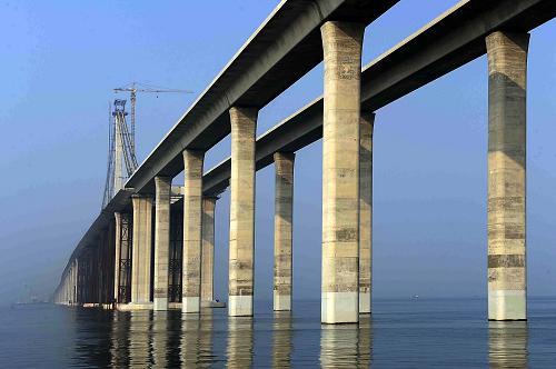建設(shè)中的青島海灣大橋(9月15日攝)。 近日,全長(zhǎng)41.58公里的青島海灣大橋已累計(jì)完成投資79.2億元,占整個(gè)工程概算投資(95.3億元)的83%。大橋下部結(jié)構(gòu)已基本完成,上部結(jié)構(gòu)完成93%。隨著大沽河航道橋、紅島航道橋、滄口航道橋的完工,橋面鋪裝施工已陸續(xù)展開,這標(biāo)志著大橋建設(shè)進(jìn)入了最后的沖刺階段。據(jù)了解,大橋主體工程預(yù)計(jì)將于2010年年底完成,2011年建成通車。 新華社記者 李紫恒 攝
