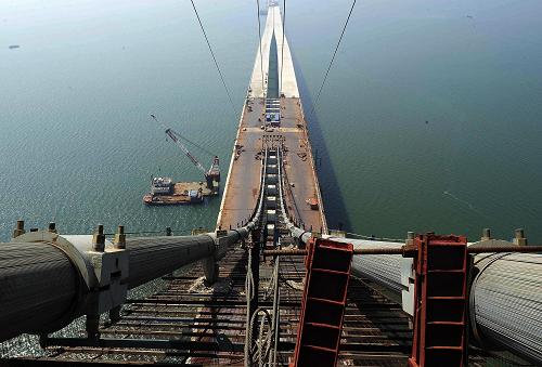 建設(shè)中的青島海灣大橋(9月15日攝)。 近日,全長(zhǎng)41.58公里的青島海灣大橋已累計(jì)完成投資79.2億元,占整個(gè)工程概算投資(95.3億元)的83%。大橋下部結(jié)構(gòu)已基本完成,上部結(jié)構(gòu)完成93%。隨著大沽河航道橋、紅島航道橋、滄口航道橋的完工,橋面鋪裝施工已陸續(xù)展開,這標(biāo)志著大橋建設(shè)進(jìn)入了最后的沖刺階段。據(jù)了解,大橋主體工程預(yù)計(jì)將于2010年年底完成,2011年建成通車。 新華社記者 李紫恒 攝