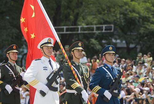 9月16日,在墨西哥首都墨西哥城,中國人民解放軍儀仗方隊(duì)參加墨西哥獨(dú)立200周年慶典閱兵。參加此次閱兵的中國儀仗隊(duì)由36人組成,其中34人編成方陣,最前方是1名旗手、5名護(hù)旗手,后隨1名陸軍指揮官,其身后列3隊(duì),陸??崭?列、每列9人。這是解放軍儀仗部隊(duì)首次走出國門遠(yuǎn)赴海外參加活動。 新華社記者鮑菲菲攝