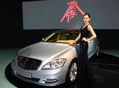 2010北京進(jìn)口汽車博覽會(huì)開幕 10月2日,一名模特在北京進(jìn)口汽車博覽會(huì)上展示汽車 當(dāng)日,為期5天的2010北京進(jìn)口汽車博覽會(huì)在位于北京奧林匹克公園內(nèi)的國(guó)家會(huì)議中心開幕。 新華社記者龔兵攝