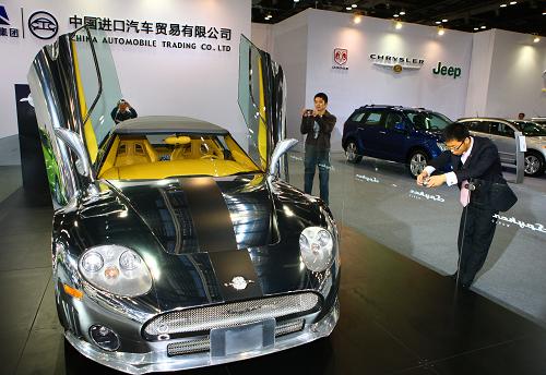 10月2日,3名觀眾在北京進(jìn)口汽車博覽會(huì)上拍攝一輛已經(jīng)售出的售價(jià)480萬元的“世爵”跑車。 當(dāng)日,為期5天的2010北京進(jìn)口汽車博覽會(huì)在位于北京奧林匹克公園內(nèi)的國(guó)家會(huì)議中心開幕。 新華社記者龔兵攝