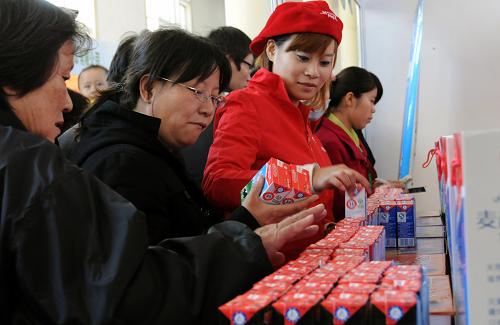 10月28日,北京市民在首屆新疆農(nóng)產(chǎn)品北京交易會(huì)上選購(gòu)牛奶制品。 當(dāng)日,首屆新疆農(nóng)產(chǎn)品北京交易會(huì)在全國(guó)農(nóng)業(yè)展覽館開(kāi)幕,共展出新疆14個(gè)地州市、87個(gè)縣(市)、500多家企業(yè)及新疆生產(chǎn)建設(shè)兵團(tuán)、地方國(guó)營(yíng)農(nóng)場(chǎng)等生產(chǎn)的無(wú)公害、綠色、有機(jī)農(nóng)產(chǎn)品,涉及300多種1000多個(gè)特色精品。交易會(huì)期間,北京市民可憑有效證件免費(fèi)領(lǐng)取入場(chǎng)券。交易會(huì)定于10月30日結(jié)束。 新華社記者 劉浦泉攝