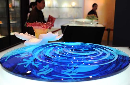 10月28日,濟南市民在臺灣名品博覽會上觀看一家臺灣產(chǎn)商生產(chǎn)的琉璃工藝制品。 當(dāng)日,由山東省人民政府、臺北世界貿(mào)易中心主辦的臺灣名品博覽會在濟南國際會展中心拉開帷幕。此次博覽會展位面積超過3萬平方米,參展臺灣商品達(dá)2萬多種,品種涵蓋了電子科技產(chǎn)品、文化產(chǎn)品、日常生活用品和風(fēng)味小吃等。 新華社記者 徐速繪 攝