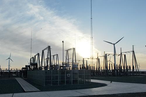 11月3日拍攝的酒泉千萬千瓦級風(fēng)電工程的瓜州風(fēng)電場變電站, 當(dāng)日,甘肅750千伏聯(lián)網(wǎng)工程投運(yùn)暨酒泉千萬千瓦級風(fēng)電基地一期竣工二期啟動(dòng)儀式在甘肅省瓜州縣舉行,這標(biāo)志著甘肅750千伏聯(lián)網(wǎng)工程正式投入運(yùn)行,西北電網(wǎng)與新疆電網(wǎng)實(shí)現(xiàn)互聯(lián)。 該工程起于甘肅永登縣,經(jīng)武威、金昌、張掖、酒泉、嘉峪關(guān),止于瓜州縣,并向西進(jìn)一步延伸至新疆哈密地區(qū),實(shí)現(xiàn)甘肅電網(wǎng)與新疆電網(wǎng)互聯(lián),為我國首個(gè)千萬千瓦級風(fēng)電基地——酒泉千萬千瓦級風(fēng)電基地的電力外送開辟了主要通道,破解了電力輸出瓶頸。 新華社記者高健鈞攝