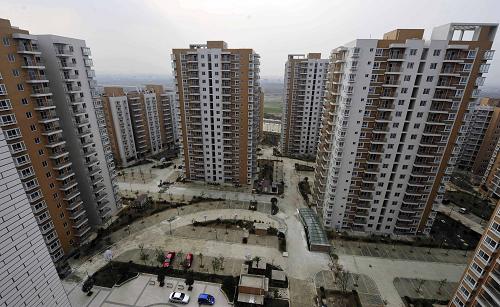 這是成都市新津縣鄧雙鎮(zhèn)一個農(nóng)戶安置小區(qū)(2009年12月15日攝)。農(nóng)民集中居住后,大量宅基地復耕后變成農(nóng)田,而以前的農(nóng)田打破界限后更加有利于集中經(jīng)營。 每天有600多架航班從四川盆地飛往全球各地,世界500強企業(yè)紛紛搶灘登陸,“統(tǒng)籌城鄉(xiāng)”“兩江新區(qū)”“北部灣”一塊塊改革“試驗田”釋放激情——大西南,經(jīng)過“十一五”的輝煌發(fā)展,已經(jīng)不再是閉塞、落后的山坳坳。展望“十二五”,大西南將從“試驗田”騰飛。 新華社記者 江宏景 攝