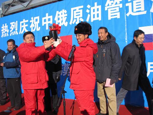 11月2日,中俄原油管道漠河首站運(yùn)營管理者手舉俄羅斯入境的第一瓶油樣。 來自俄羅斯的首批原油11月2日經(jīng)管道輸入我國境內(nèi),被注入黑龍江省漠河縣興安首站的儲油罐內(nèi)。試運(yùn)行中的中俄原油管道11月預(yù)計(jì)輸油25萬噸,12月增加到30萬噸,2011年1月1日將轉(zhuǎn)入正式投產(chǎn)運(yùn)營。該管道設(shè)計(jì)年輸油1500萬噸,最大年輸送量可達(dá)3000萬噸。 中俄原油管道起自俄羅斯遠(yuǎn)東管道斯科沃羅季諾分輸站,經(jīng)俄邊境加林達(dá)計(jì)量站,穿越黑龍江后到達(dá)漠河,然后從漠河首站經(jīng)塔河、加格達(dá)奇等地,途經(jīng)黑龍江省和內(nèi)蒙古自治區(qū)13個縣市區(qū),止于大慶林源末站,管道在俄方境內(nèi)陸上長約63.4公里,橫跨兩國邊境的黑龍江穿越段長1.15公里,管道在我國境內(nèi)陸上全長約934公里。 新華社發(fā)(金江山 攝)