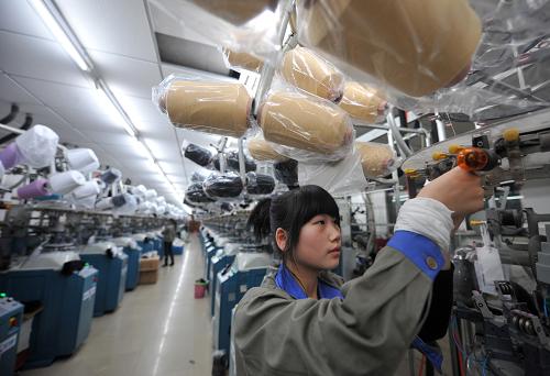 12月16日,浙江義烏一家襪子企業(yè)的女工正在緊張工作,她一人需要操作10臺(tái)織襪機(jī)。 年關(guān)將近,浙江部分企業(yè)正面臨“招工難”。由于世界經(jīng)濟(jì)的復(fù)蘇和全國(guó)經(jīng)濟(jì)形式的好轉(zhuǎn),浙江許多工廠新接訂單繼續(xù)增加,用工需求相應(yīng)猛增。據(jù)浙江省人力資源和社會(huì)保障廳的統(tǒng)計(jì),第三季度浙江省人力資源市場(chǎng)需求人數(shù)為211.63萬(wàn),進(jìn)場(chǎng)求職人數(shù)為106.59萬(wàn),崗位大大多于求職人數(shù)。 新華社記者王定昶攝
