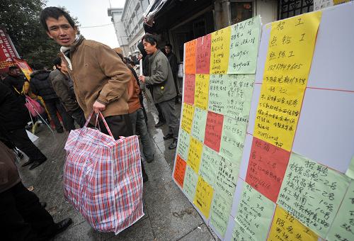12月16日,一位剛剛到浙江義烏找工作的民工正在看大批的招工廣告。 年關(guān)將近,浙江部分企業(yè)正面臨“招工難”。由于世界經(jīng)濟(jì)的復(fù)蘇和全國(guó)經(jīng)濟(jì)形式的好轉(zhuǎn),浙江許多工廠新接訂單繼續(xù)增加,用工需求相應(yīng)猛增。據(jù)浙江省人力資源和社會(huì)保障廳的統(tǒng)計(jì),第三季度浙江省人力資源市場(chǎng)需求人數(shù)為211.63萬(wàn),進(jìn)場(chǎng)求職人數(shù)為106.59萬(wàn),崗位大大多于求職人數(shù)。 新華社記者王定昶攝