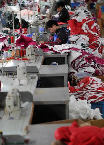 12月16日,浙江蕭山一家服裝企業(yè)的工人正在加緊趕做大批的訂單,而空蕩蕩的工位顯示了企業(yè)正陷入缺工的困境,該企業(yè)目前有120位一線工人,需要補(bǔ)充的工人缺口卻達(dá)100人。 年關(guān)將近,浙江部分企業(yè)正面臨“招工難”。由于世界經(jīng)濟(jì)的復(fù)蘇和全國(guó)經(jīng)濟(jì)形式的好轉(zhuǎn),浙江許多工廠新接訂單繼續(xù)增加,用工需求相應(yīng)猛增。據(jù)浙江省人力資源和社會(huì)保障廳的統(tǒng)計(jì),第三季度浙江省人力資源市場(chǎng)需求人數(shù)為211.63萬(wàn),進(jìn)場(chǎng)求職人數(shù)為106.59萬(wàn),崗位大大多于求職人數(shù)。 新華社記者王定昶攝
