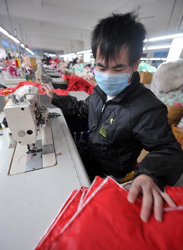 12月16日,一位男工正在浙江蕭山的一家服裝廠加緊工作,由于用工人數(shù)不足,浙江部分服裝廠原先清一色都是女工的狀況正在改變。 年關(guān)將近,浙江部分企業(yè)正面臨“招工難”。由于世界經(jīng)濟(jì)的復(fù)蘇和全國(guó)經(jīng)濟(jì)形式的好轉(zhuǎn),浙江許多工廠新接訂單繼續(xù)增加,用工需求相應(yīng)猛增。據(jù)浙江省人力資源和社會(huì)保障廳的統(tǒng)計(jì),第三季度浙江省人力資源市場(chǎng)需求人數(shù)為211.63萬(wàn),進(jìn)場(chǎng)求職人數(shù)為106.59萬(wàn),崗位大大多于求職人數(shù)。 新華社記者王定昶攝