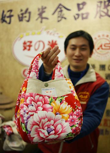 “第一屆海峽兩岸臺(tái)灣優(yōu)良農(nóng)產(chǎn)品洽商大會(huì)”在臺(tái)北舉辦 12月17日,一家大米企業(yè)的工作人員展示精心包裝的產(chǎn)品。 當(dāng)日,“第一屆海峽兩岸臺(tái)灣優(yōu)良農(nóng)產(chǎn)品洽商大會(huì)”在臺(tái)北展演二館開幕,126家業(yè)者參展,展品以兩岸經(jīng)濟(jì)合作框架協(xié)議(ECFA)“早期收獲計(jì)劃”明星農(nóng)產(chǎn)品以及具有相關(guān)認(rèn)證的安全農(nóng)產(chǎn)品為主,來自大陸的400位農(nóng)業(yè)專業(yè)人士、食品業(yè)者和采購人員前往觀展及進(jìn)行貿(mào)易洽談。 新華社記者 宋立東 攝
