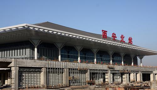 12月21日拍攝的在建設(shè)中的西安鐵路北站。 目前,西安鐵路北站工程建設(shè)進(jìn)展順利,西安北站南站房和鄭西場15個站臺預(yù)計將于2011年春運期間首先開通投入使用,屆時鄭西高鐵將在該站開行22對高鐵列車。西安北站總投資61億元,設(shè)計為3場18站臺34股道,是鄭西鐵路客運專線的樞紐站之一,全部建成后,將成為一座集鐵路、城市軌道、城市道路交通換乘功能于一體的現(xiàn)代化特大型交通樞紐。 新華社發(fā)