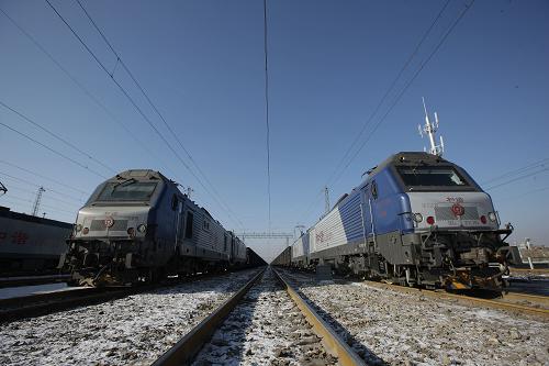 大秦鐵路2010年運量突破4億噸 12月26日,滿載煤炭的列車在大同湖東站整裝待發(fā)。 當(dāng)日,素有我國“能源戰(zhàn)略大動脈”之稱的大秦鐵路2010年煤炭運輸量突破4億噸。大秦鐵路西出山西省大同市,穿越燕山山脈,直抵渤海之濱的河北省秦皇島市,全長653公里,1992年建成通車后,成為晉煤外運的主要通道,承擔(dān)著全國300多家主要發(fā)電廠、10大鋼鐵公司和6000多家企業(yè)用煤的運輸任務(wù)。 新華社記者邢廣利攝