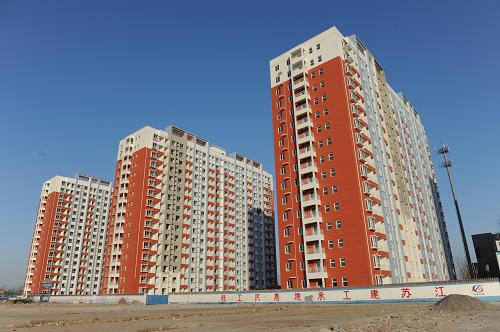 強化制度執(zhí)行 保證規(guī)劃落實——河北省已初步構(gòu)建起保障性住房體系 河北省在保障性住房建設(shè)上,強化制度執(zhí)行,保證規(guī)劃落實,目前已初步構(gòu)建起廉租房和公共租賃房為主體、經(jīng)濟適用房和限價商品房為輔助的保障體系,保障對象也由低收入家庭逐步向中等偏下收入家庭等“夾心層”擴展。據(jù)統(tǒng)計,自2008年至今,河北省已經(jīng)累計解決48.2萬戶居民住房困難。 這是已經(jīng)基本竣工的石家莊廉租住房項目——太華家園。這里共有4棟16層的樓房,可提供1024套廉租房(1月6日攝)。 新華社記者 王民 攝