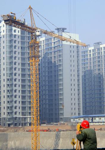 河北省在保障性住房建設(shè)上,強化制度執(zhí)行,保證規(guī)劃落實,目前已初步構(gòu)建起廉租房和公共租賃房為主體、經(jīng)濟適用房和限價商品房為輔助的保障體系,保障對象也由低收入家庭逐步向中等偏下收入家庭等“夾心層”擴展。據(jù)統(tǒng)計,自2008年至今,河北省已經(jīng)累計解決48.2萬戶居民住房困難。 在石家莊廉租住房項目——建華家園,工人在施工。這里共有8棟住宅樓,提供3276套廉租住房(1月7日攝)。 新華社發(fā)(曾亮攝)