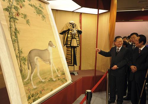 1月24日,嘉賓在觀賞雍正年間郎世寧所繪的設(shè)色竹蔭西狑圖軸。 當(dāng)日,“大清盛世——沈陽故宮文物展”開箱記者會在臺北舉行。該展覽將于本月29日起在臺灣歷史博物館舉辦,展品主要包括初清至盛清三代“六皇一后”的“御用”物品共124件,其中24件屬于國家一級文物,均為首次來臺展出。 新華社發(fā)(吳景騰 攝)