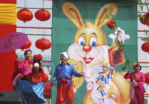 2月13日,文藝愛好者在展演活動上表演安康地方戲《趕毛驢》。 當日,陜西省安康市漢濱區(qū)2011年非物質文化遺產保護項目代表作展演拉開帷幕,漢調二黃、民間彩船、道情、八岔、小場子等富有地方特色的民俗演出吸引了眾多市民前來觀看。據(jù)了解,本次展演將持續(xù)到正月十五元宵節(jié)。 新華社發(fā)(鄭團吉 攝)