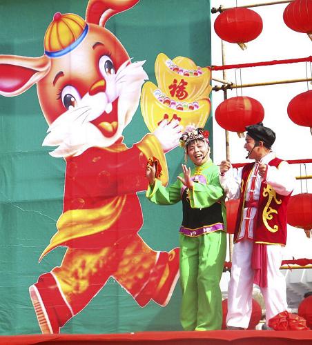 2月13日,文藝愛好者在展演活動上表演安康地方劇八岔戲《接干媽》。 當日,陜西省安康市漢濱區(qū)2011年非物質文化遺產保護項目代表作展演拉開帷幕,漢調二黃、民間彩船、道情、八岔、小場子等富有地方特色的民俗演出吸引了眾多市民前來觀看。據(jù)了解,本次展演將持續(xù)到正月十五元宵節(jié)。 新華社發(fā)(鄭團吉 攝)