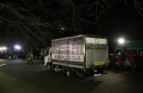 2月21日,載有中國(guó)大熊貓“比力”和“仙女”的貨車駛?cè)霒|京上野動(dòng)物園。 當(dāng)日,來自中國(guó)四川的大熊貓“比力”和“仙女”抵達(dá)日本東京成田機(jī)場(chǎng),當(dāng)天深夜入住東京上野動(dòng)物園。這是2008年4月大熊貓“陵陵”因衰老離世以來,大熊貓?jiān)僖淮维F(xiàn)身東京。 新華社記者馮武勇攝