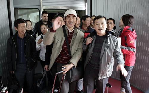 43名首批從利比亞撤至埃及的中國人飛抵北京 2月24日上午,43名首批從利比亞撤至埃及的中國人飛抵北京首都國際機場。他們是大規(guī)模撤離我在利人員行動實施后首批回到國內的人員。 新華社發(fā)(荊雷 攝)