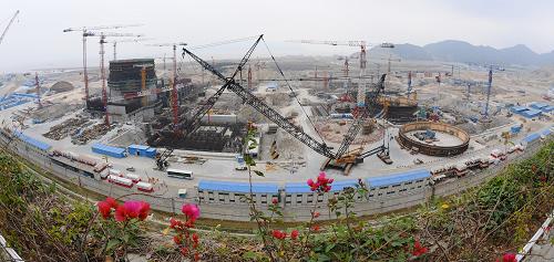 臺(tái)山核電站引領(lǐng)中國(guó)核電產(chǎn)業(yè)邁步世界 臺(tái)山核電站一期工程兩臺(tái)機(jī)組在建設(shè)中(2月12日攝)。 臺(tái)山核電站位于廣東臺(tái)山赤溪鎮(zhèn),由中國(guó)廣東核電集團(tuán)和法國(guó)電力公司按70%和30%的比例合資建成,中國(guó)廣東核電集團(tuán)控股,一期工程總投資502億元,其中注冊(cè)資本金高達(dá)167.4億元人民幣,是中法合資最大的清潔能源企業(yè),也是目前國(guó)內(nèi)電力領(lǐng)域投資規(guī)模最大的中外合資企業(yè)。其所采用“歐洲先進(jìn)壓水堆”EPR三代核電技術(shù),是當(dāng)前國(guó)內(nèi)所采用的最新核電技術(shù),單機(jī)組容量達(dá)到175萬(wàn)千瓦,是目前世界上最大的核電機(jī)組。 新華社記者 周強(qiáng) 攝
