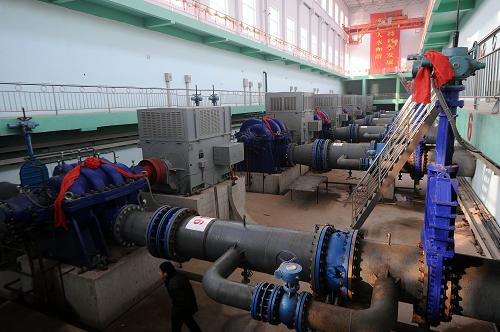 2月24日,“北趙引黃”工程一級站機(jī)組正在全力運(yùn)行,以期盡早將水帶到灌區(qū)每一片田間,緩解旱情。 在應(yīng)對今冬旱情過程中,山西省南部引黃工程起到了顯著作用。引黃工程灌區(qū)不僅水量充足,而且每立方米的價(jià)格僅為0.3元,遠(yuǎn)低于機(jī)井水的每立方米1.5至2元,在給旱區(qū)農(nóng)民送來“及時(shí)水”的同時(shí),也大大提升了他們的灌溉積極性。 新華社記者 范敏達(dá) 攝