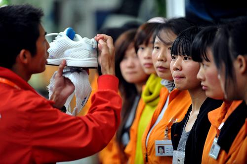 福建晉江市一家勞動環(huán)境較好的規(guī)模制鞋企業(yè)技術人員(左一)在對新招進廠的工人進行技術培訓(2月23日攝)。 元宵節(jié)過后,務工人員紛紛走出家門尋找工作,各地用工企業(yè)也隨之進入招工高潮。相比之下而言,工資待遇較高、勞動環(huán)境較好、企業(yè)信譽度較高的企業(yè)招工相對容易,這些企業(yè)節(jié)后生產(chǎn)開工率達到60%―70%以上;而一些工資待遇較低、勞動環(huán)境較差、企業(yè)信譽度不高的企業(yè)招工卻難上加難,目前的生產(chǎn)開工率只有50%,甚至更低。 新華社記者 張國俊 攝