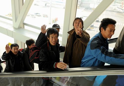 2月25日上午,歸國人員抵達北京首都國際機場。當日,中國政府第二架撤離我在利比亞人員民航包機飛抵北京。 新華社發(fā)(荊雷 攝)